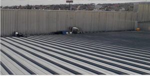 La impermeabilizacion de techos metalicos de naves industriales o centros comerciales requiere de materiales especiales y personal preparado para su aplicación.