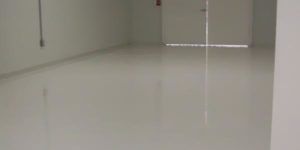 Los pisos epoxicos antiestáticos evitan el riesgo de descargas electroestáticas involuntarias en equipos electrónicos sensibles.